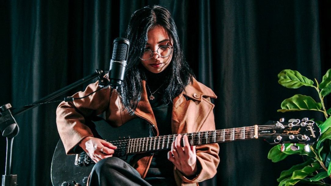 Inspirada pelo amor de Cristo, Jana Vitória lança a canção “Santo”