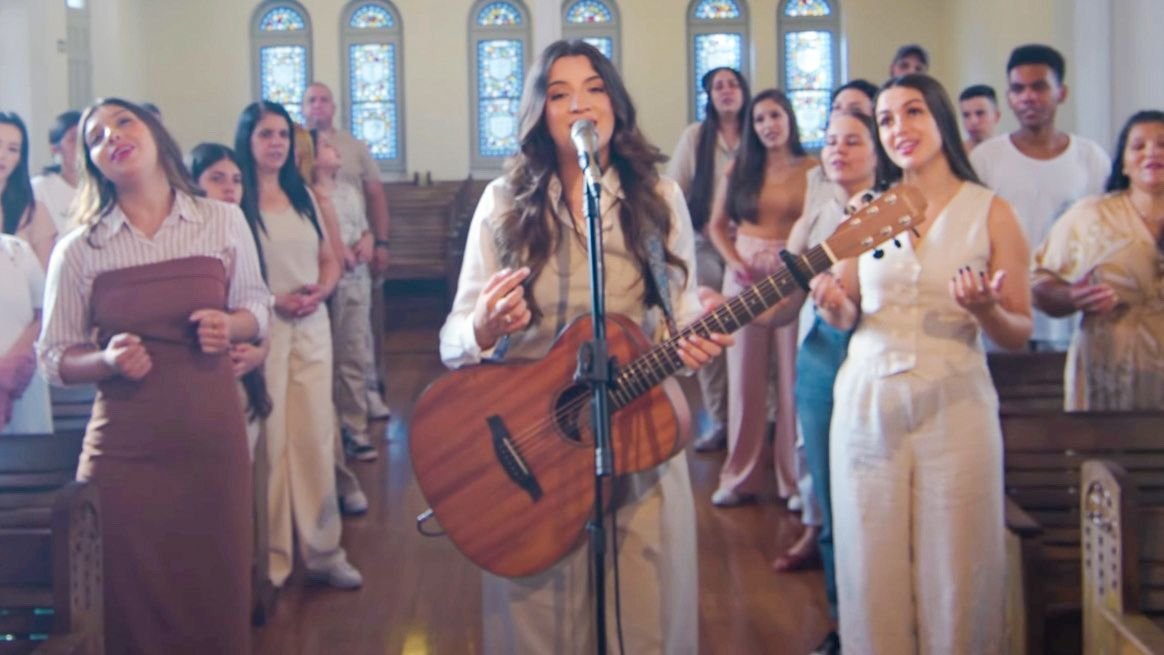 Com novas canções, Fernanda Tomadon reafirma seu chamado para conduzir a igreja a momentos profundos com Deus