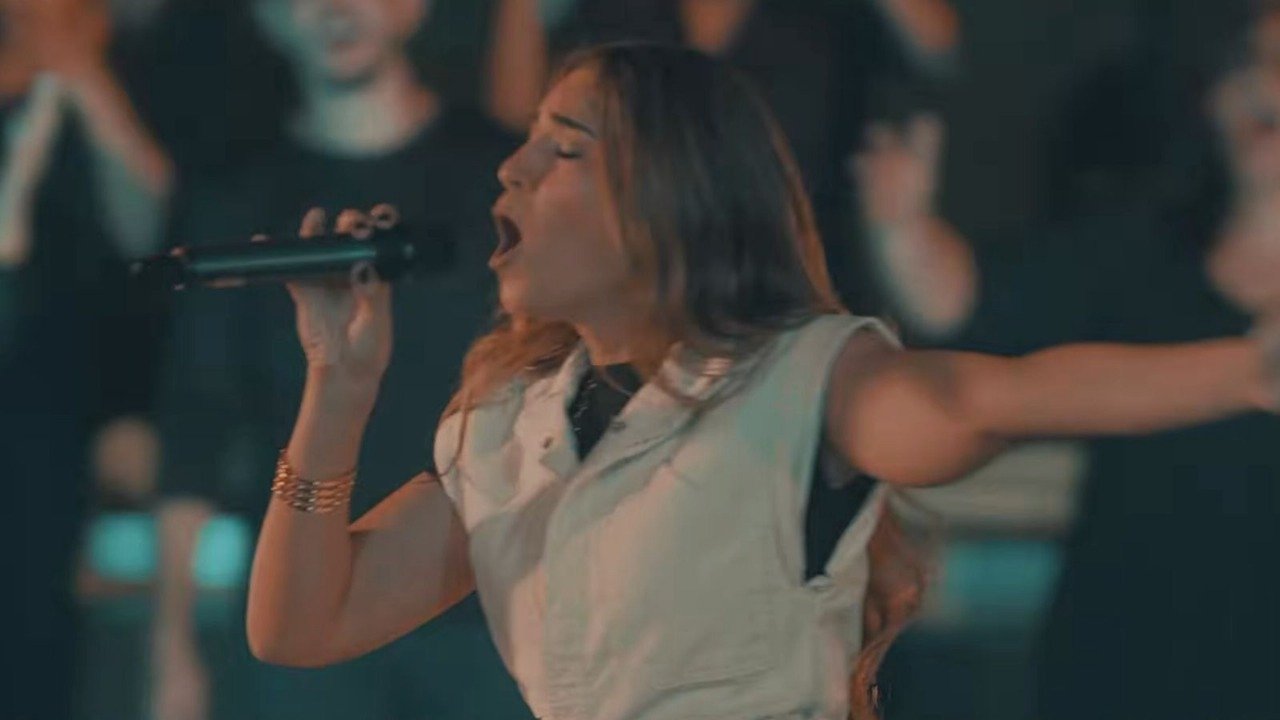 Esther Salazar lança “Receba Toda Glória”, uma canção congregacional de celebração e adoração