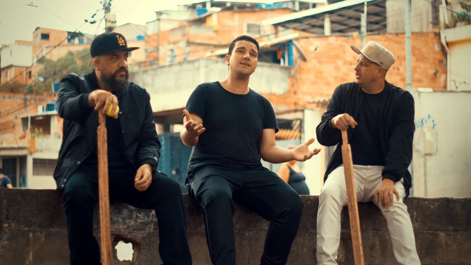 “Voltar no Tempo – Remix”: Mensagem de Paz, Mano Reco e Vinícius Moreira relembram a infância em releitura com alma nostálgica