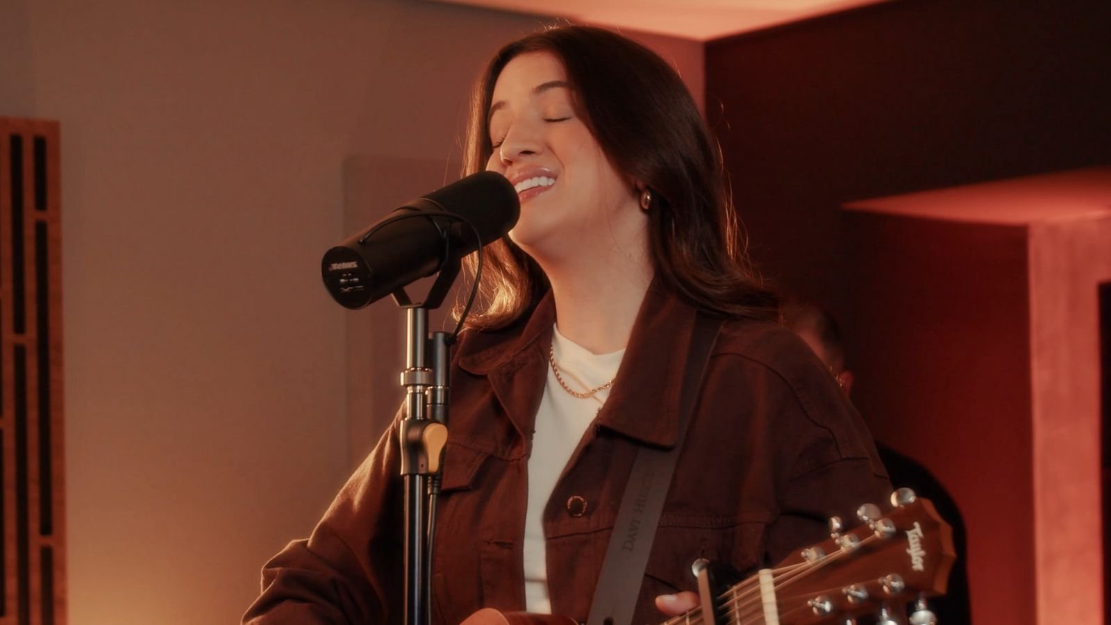 Fernanda Tomadon lança “Morada” e “Extrema Devoção” pela Flame Music