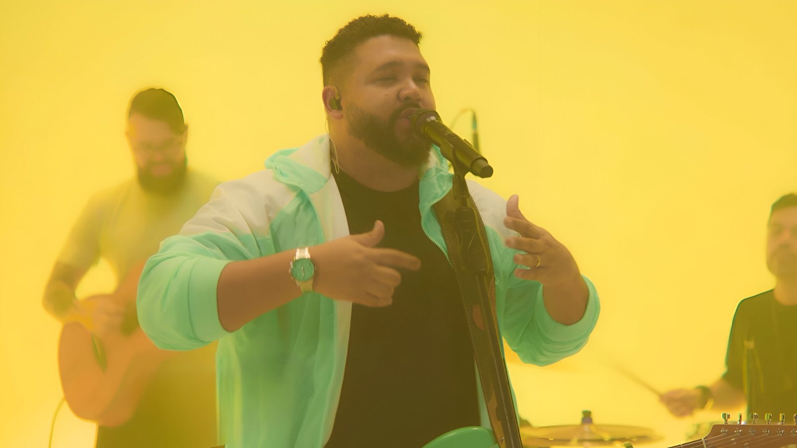 Israel Salazar lança a canção “Portas Abertas” e fala sobre promessas