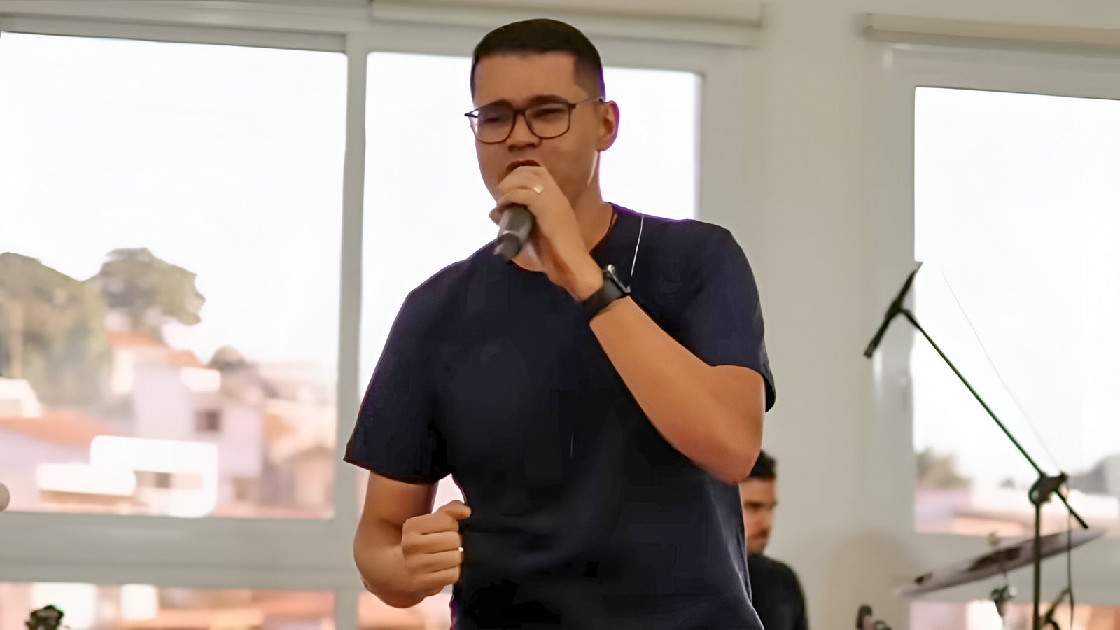 Luccas Marsan apresenta a canção “Mora em mim” pelo selo Bless Music dentro do projeto Bless ONE