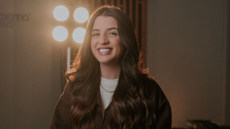 Fernanda Tomadon estreia o ano com lançamentos que celebram entrega e perseverança